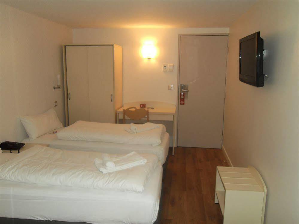 Hotel L'Amandier Nanterre Luaran gambar